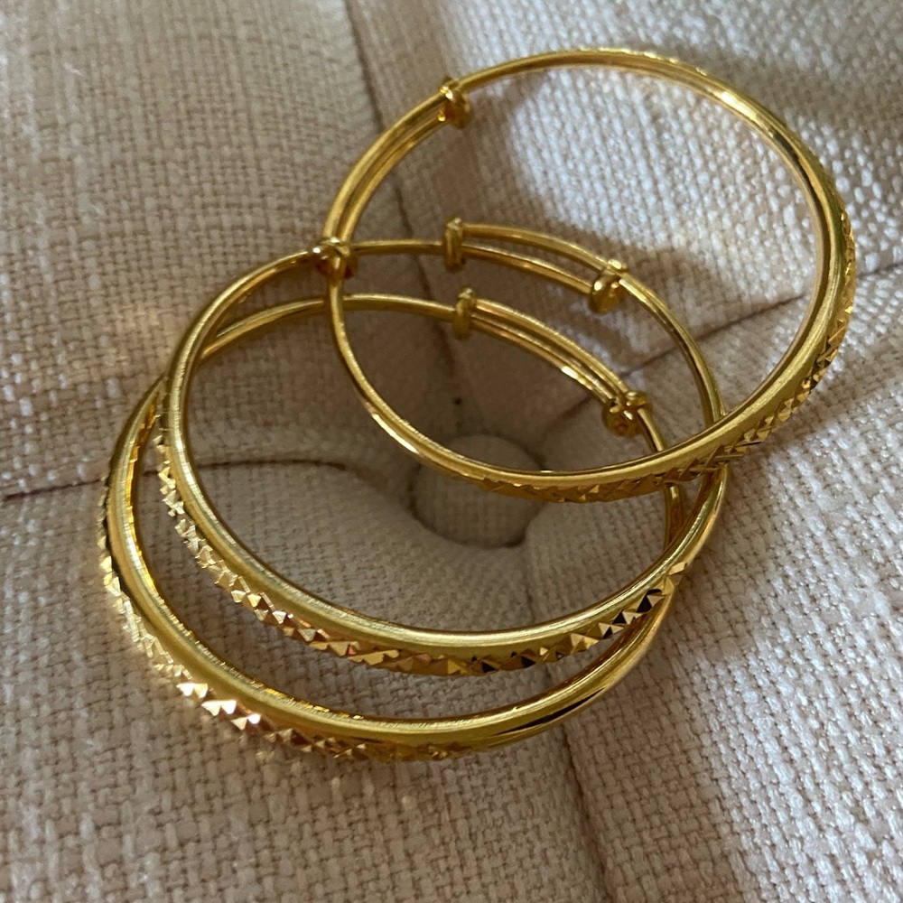 Assorted goldtone bangles - Picture 3 of 5